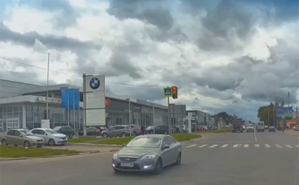 В Туле водитель легковушки безответственно пролетел на красный