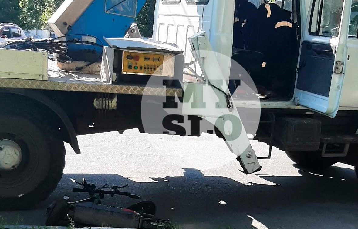 На Первомайской самокатчик врезался в автовышку