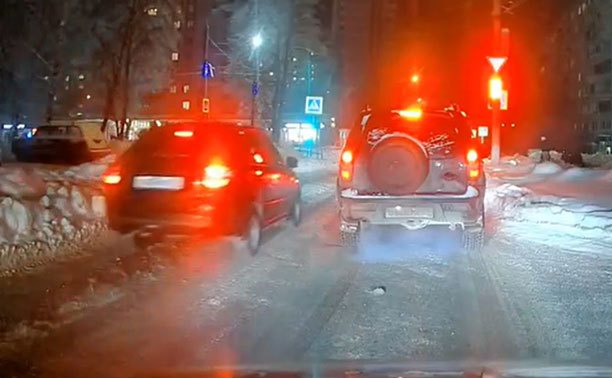 В Туле водитель прошмыгнул по встречке, пока горел красный