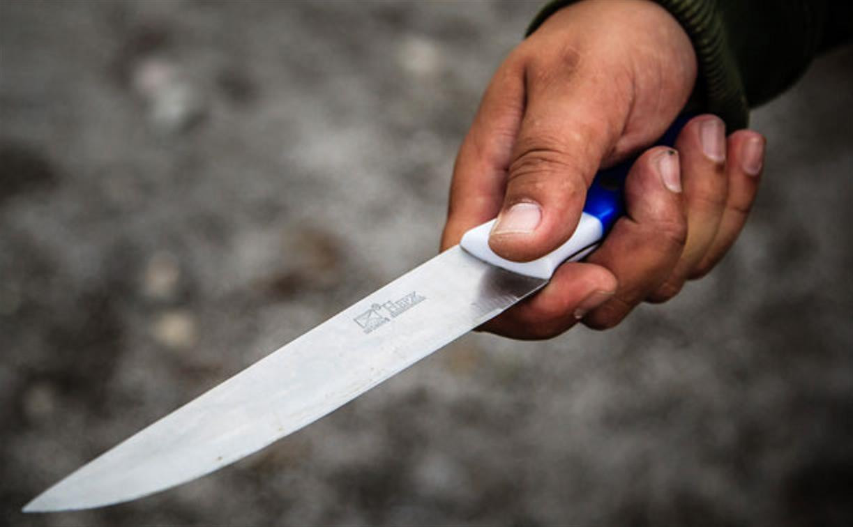 В Криволучье на остановке нашли мужчину с ножевым ранением