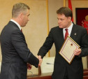 Павел Астахов наградил Владимира Груздева медалью за заслуги перед детьми