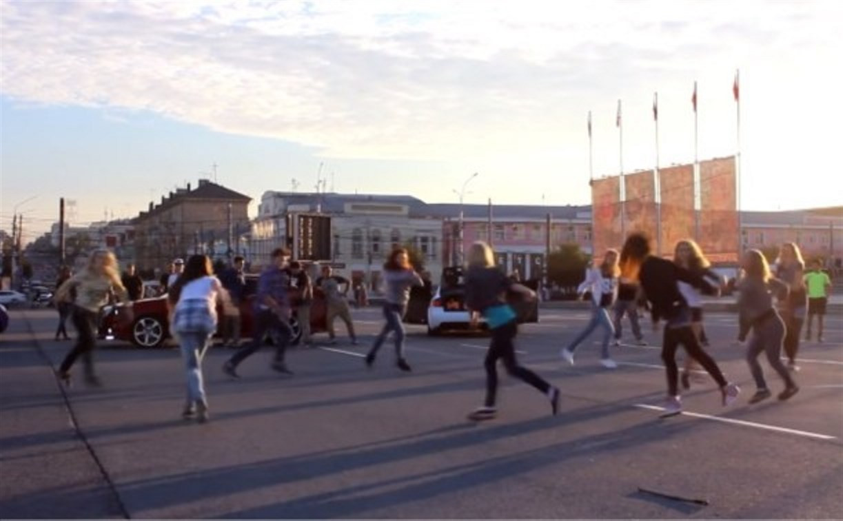На площади Ленина танцоры устроили масштабный флешмоб