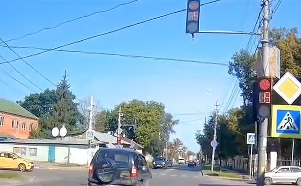 В Туле водитель внедорожника притормозил, а потом все-таки поехал на красный