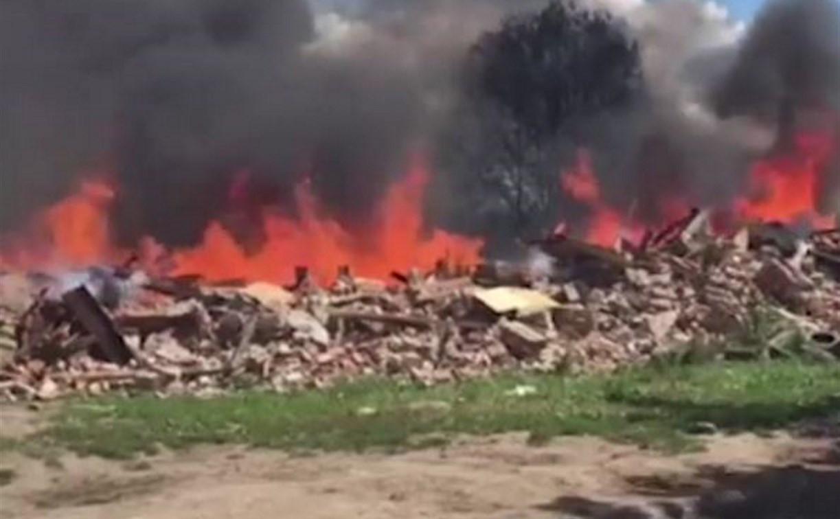 В Плеханово загорелись обломки снесенного дома