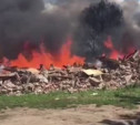 В Плеханово загорелись обломки снесенного дома