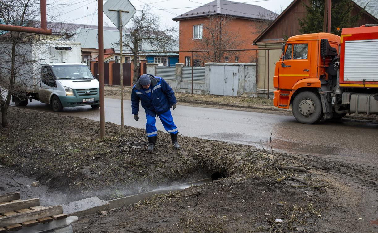 В преддверии паводка в Туле чистят ливнёвки