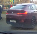 В Туле водитель красного BMW «не видит» светофоры и пешеходов