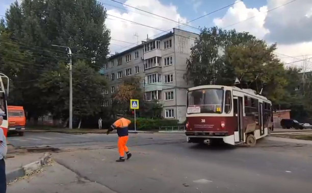 На улице Плеханова трамвай сошел с рельсов