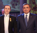 Алексей Дюмин наградил артистов Тульской областной филармонии, выступавших в Сирии