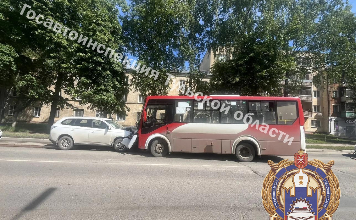В Туле на ул. Щегловская Засека Mitsubishi протаранил на встречке автобус