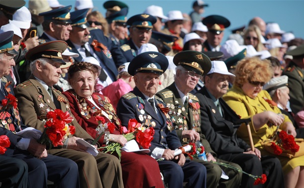 Парадные войска хором спели ветеранам "День Победы"