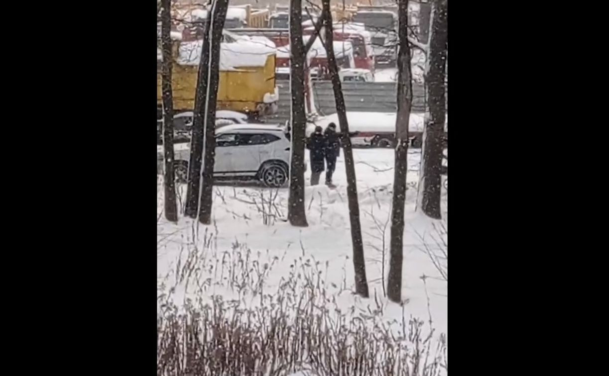 В Левобережном двое мужчин устроили стрельбу: видео