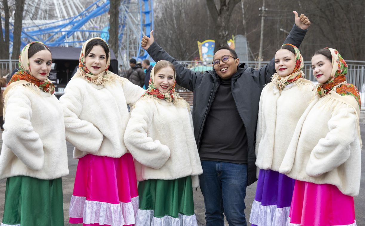 Иностранные студенты стали участниками Масленицы в Центральном парке