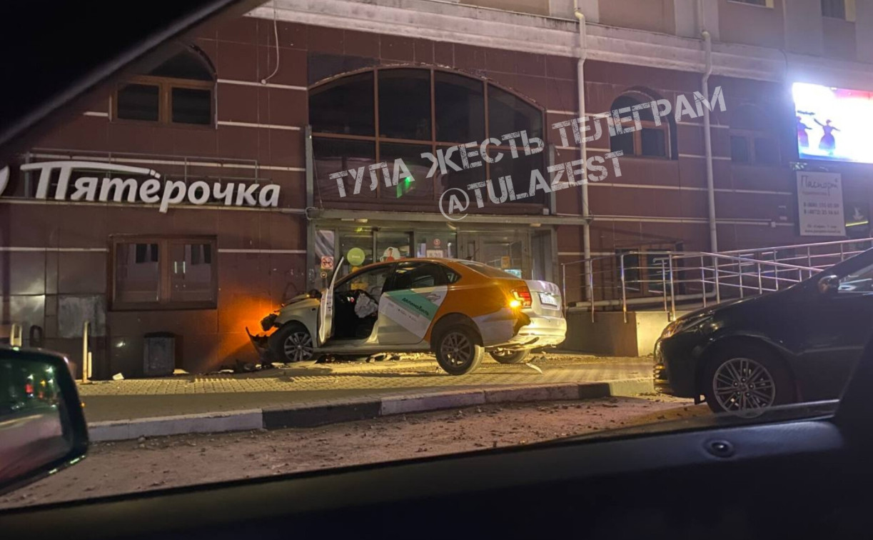 В Туле водитель каршеринга влетел в «Пятёрочку»
