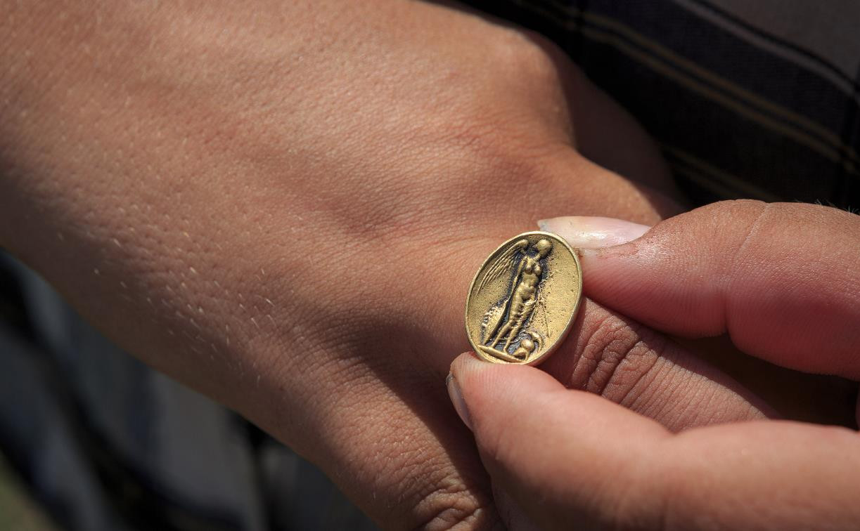 Во время раскопок на Куликовом поле найден необычный перстень с изображением Афины Паллады