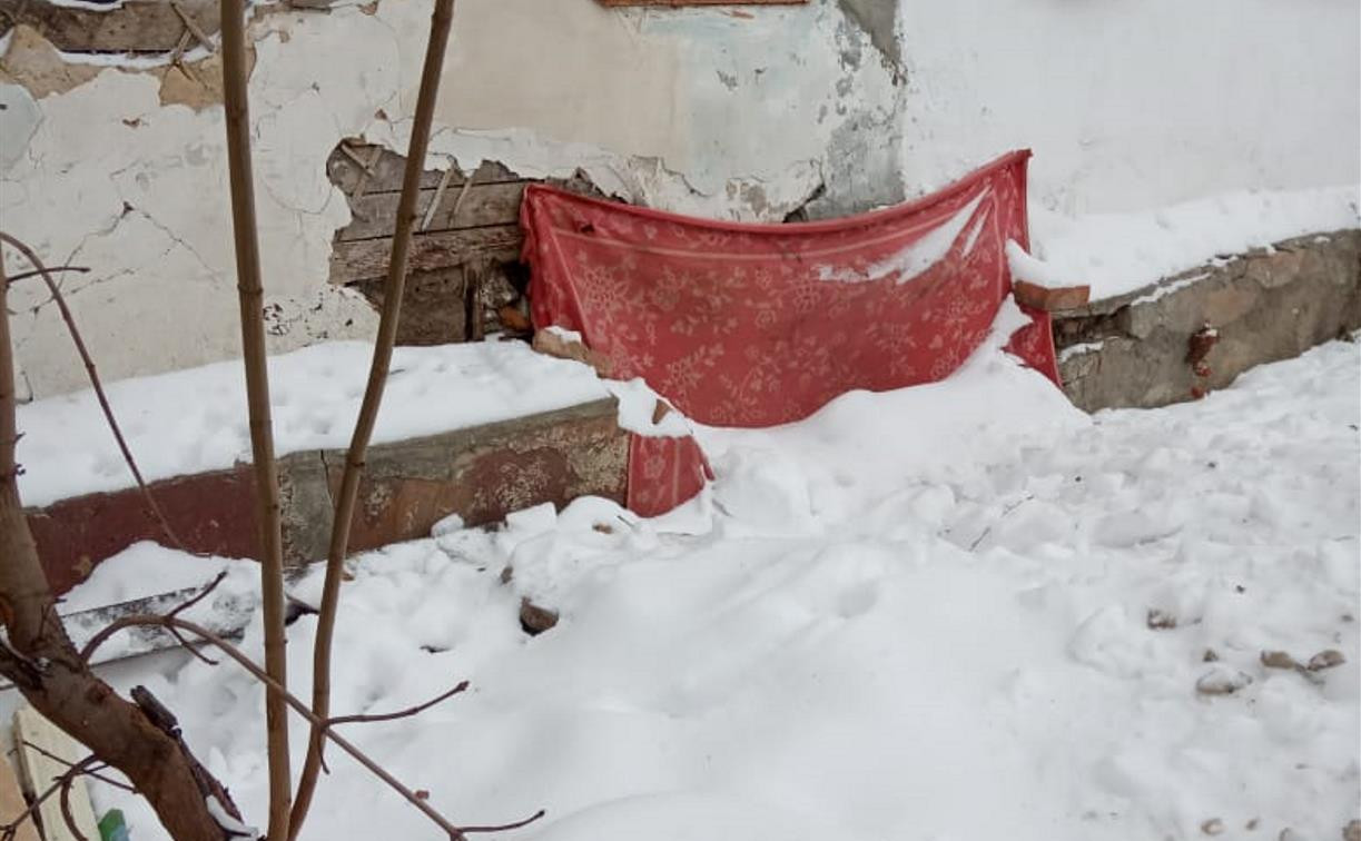 Разломали и прикрыли тряпочкой: дом в Щекино третий месяц затапливает канализация