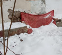 Разломали и прикрыли тряпочкой: дом в Щекино третий месяц затапливает канализация