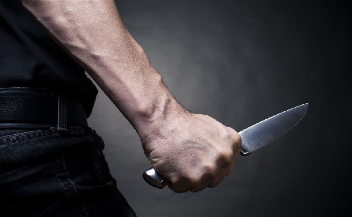 Житель Алексина пырнул ножом посетителя кафе