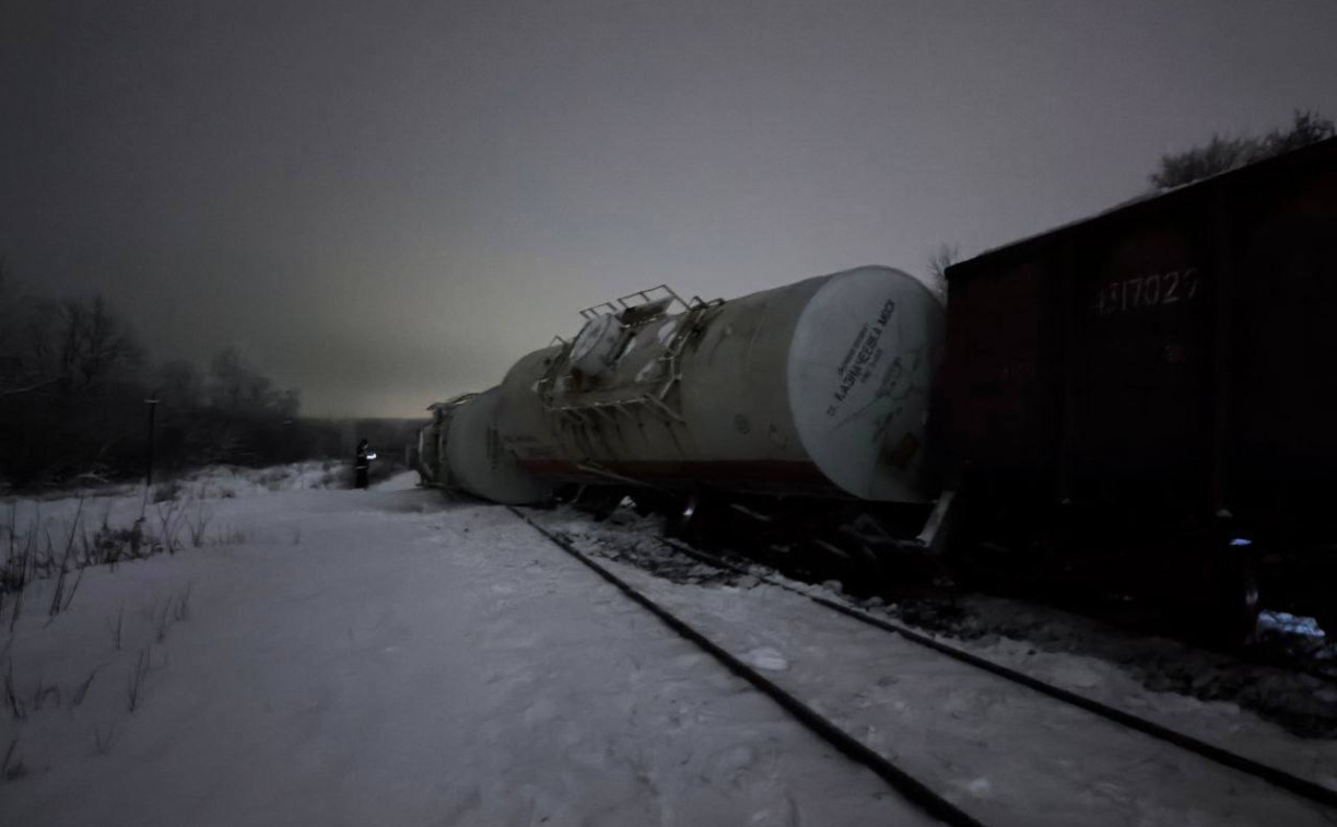 Названа причина схода вагонов грузового поезда в Тульской области