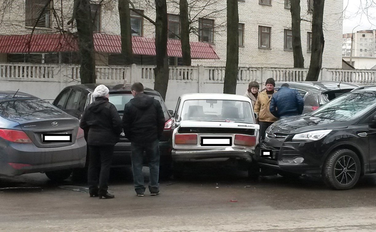 В Новомосковске «Форд» протаранил четыре припаркованных автомобиля