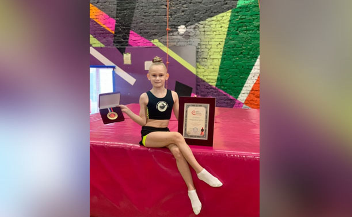 Юная гимнастка из Тулы попала в Книгу рекордов России, провисев на волосах 17 минут