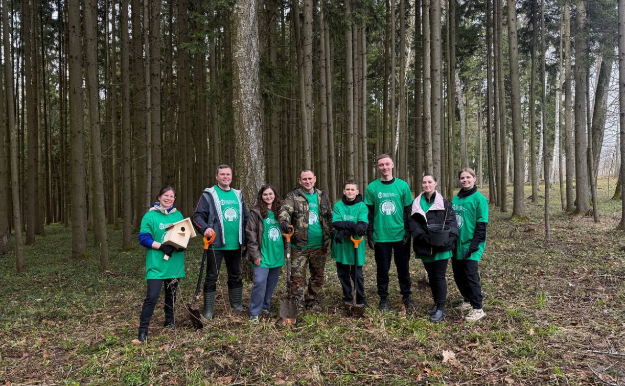 Депутаты и члены молодежного парламента высадили 400 деревьев в Ясной Поляне