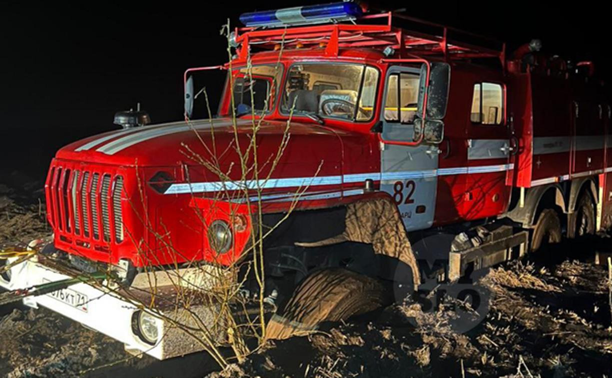 В Тульской области увязший в грязи пожарный «Урал» спасли пять внедорожников: видео