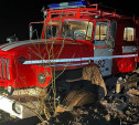 В Тульской области увязший в грязи пожарный «Урал» спасли пять внедорожников: видео