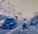 Две девушки едва не попали под колеса, перебегая Красноармейский проспект