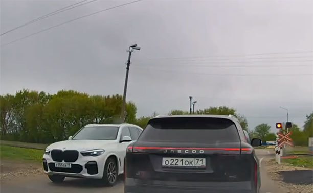 Под Тулой водитель BMW проскочил ж/д переезд на красный