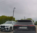 Под Тулой водитель BMW проскочил ж/д переезд на красный