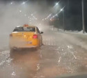 На плотине в Новомосковске затопило дорогу из-за аварии на водопроводе