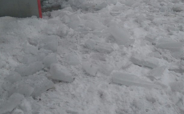 По факту падения ледяной глыбы на женщину в Киреевске возбуждено уголовное дело