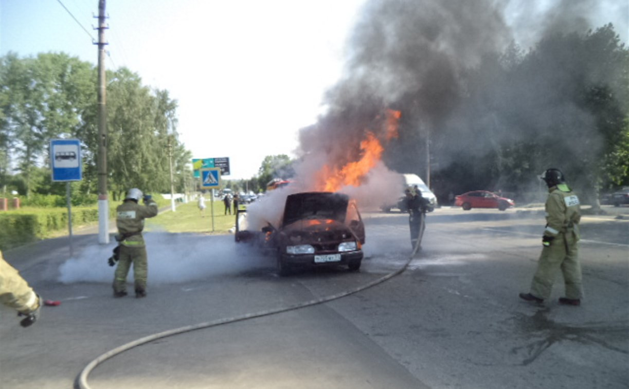 В Щекино прямо на дороге загорелся «Форд»
