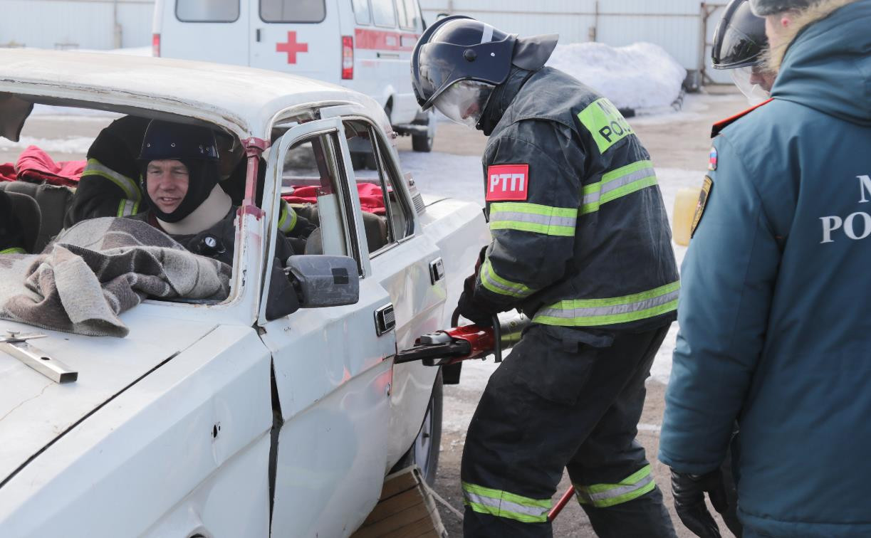 В Туле сотрудники МЧС соревновались в умении спасать пострадавших в ДТП