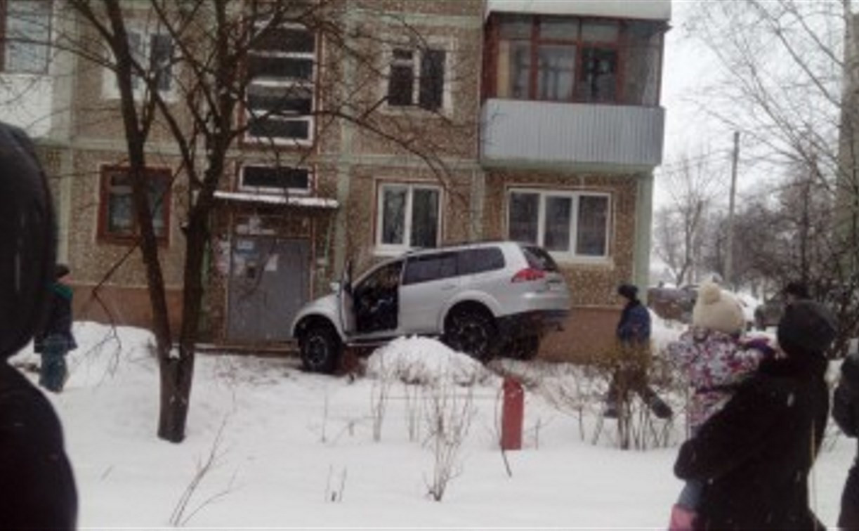 В Новомосковске водитель внедорожника устроила гонки по двору и врезалась в подъезд 