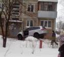 В Новомосковске водитель внедорожника устроила гонки по двору и врезалась в подъезд 