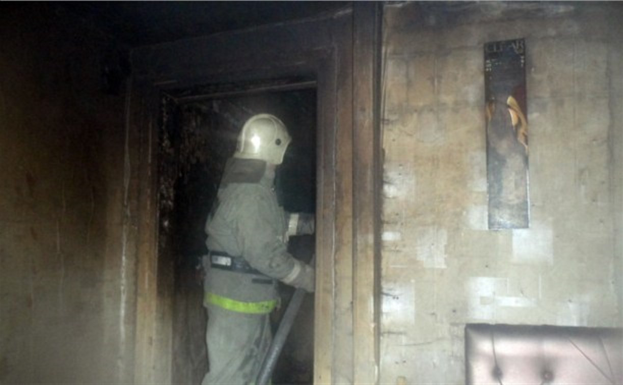 Ночью на пожаре в Суворове пострадал человек