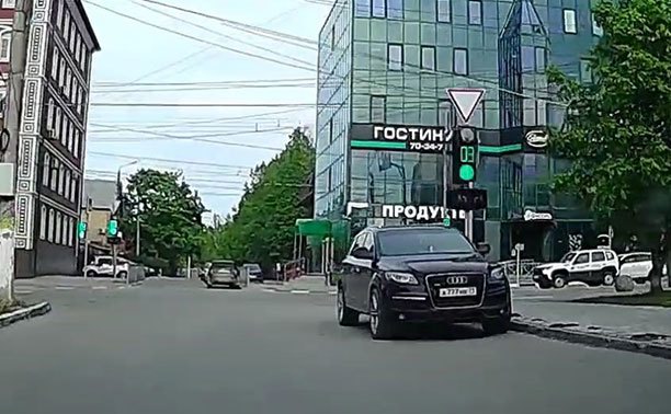 На ул. Болдина водитель Audi припарковался «удобно»