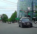 На ул. Болдина водитель Audi припарковался «удобно»