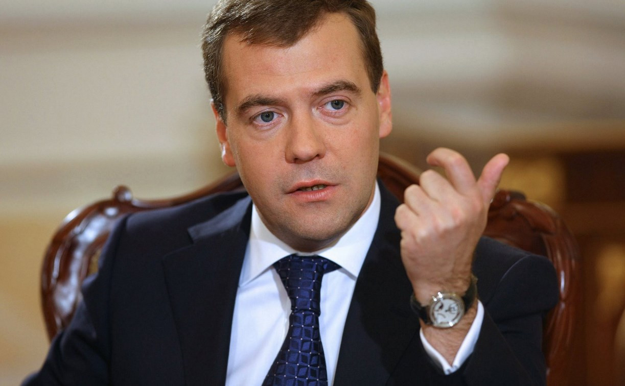 Медведев поручил повысить МРОТ 