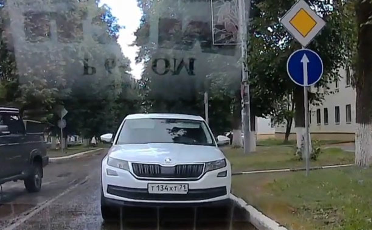 В Щекино водитель Škoda «чудесным образом» очутился на встречке