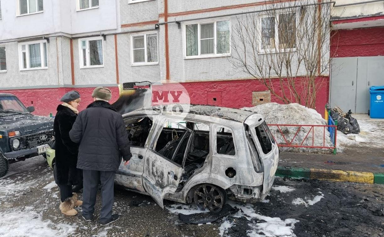 В Туле на улице Ф. Энгельса сгорел припаркованный Ford