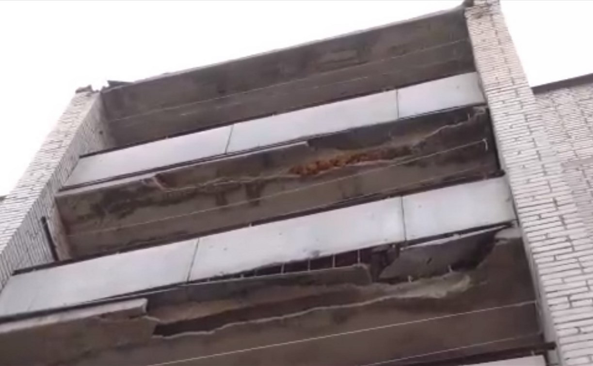 Ребёнок чуть не погиб при обрушении балкона в Донском: прокуратура провела проверку
