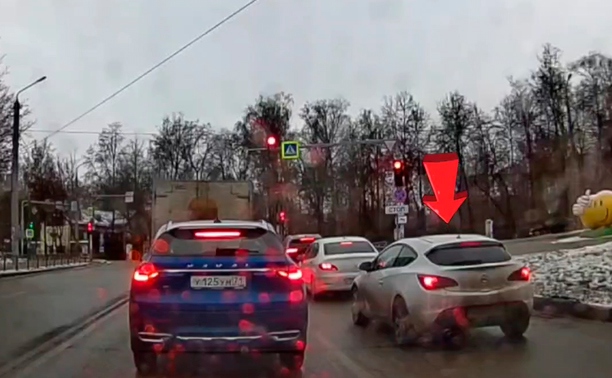 На ул. Фрунзе водитель повернул, как придется