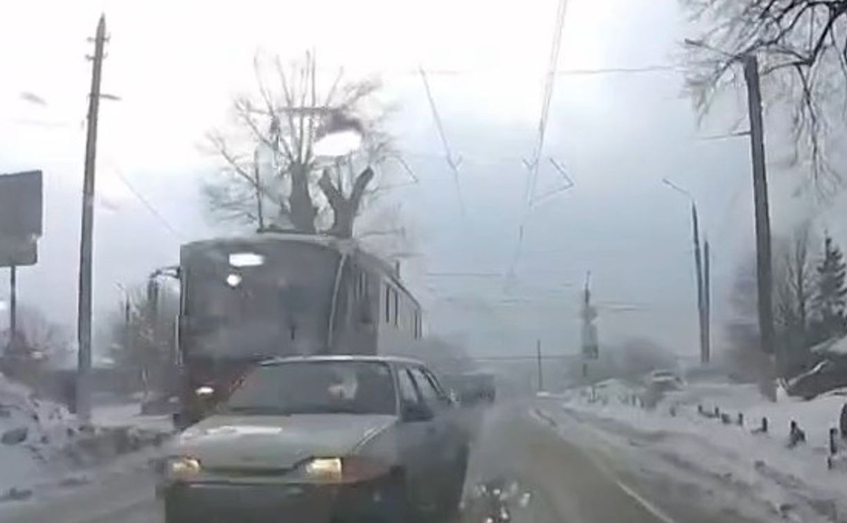 В Туле водитель пошел «в лобовую», чтобы успеть обогнать трамвай
