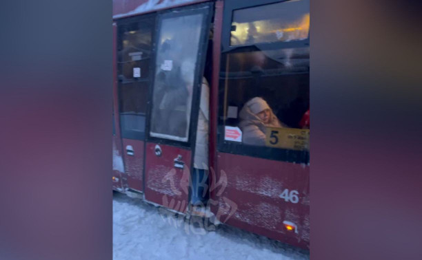 В Туле толпа пассажиров сломала дверь в троллейбусе: видео