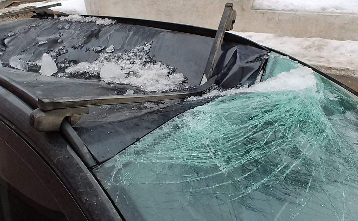 В Узловой коммунальщикам пришлось оплатить ремонт разбитого льдом авто
