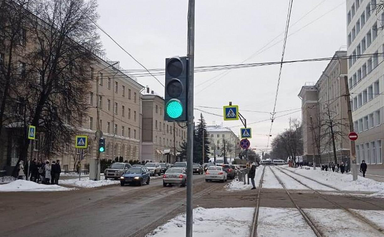 В Туле на пересечении улиц Болдина и Смидович заработал новый светофор