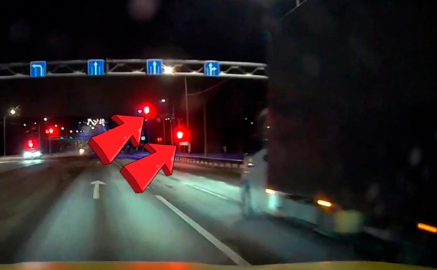 На трассе под Тулой водитель грузовика захотел проехать на красный